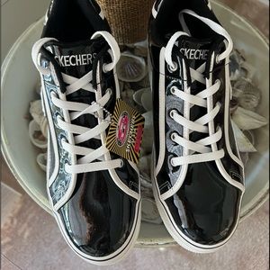 Skechers Black and white